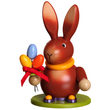 Osterhase mit Eierstrauß-Bestückung